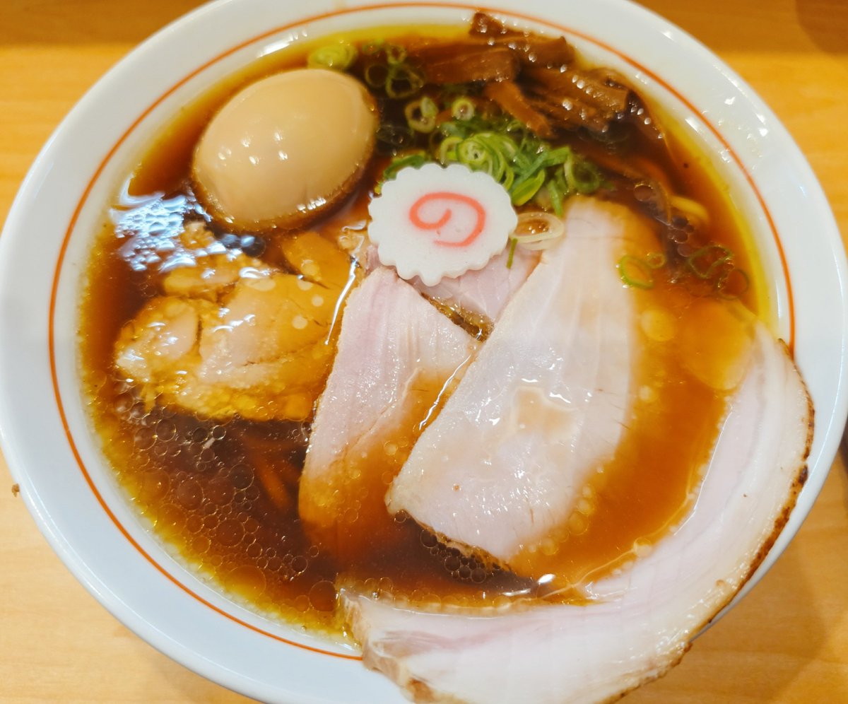 ponsyu_lover's tweet photo. 昨日のら～活🍜
『ラーメン ひさまつ軒』
特製醤油らーめん 雲呑後乗せ
チャーシュー丼

限定のつけ麺目当てで来たものの、気付いたら手が勝手に💦

やはり、この鶏と節などの乾物系の旨味爆弾は定期的に接種しないとダメですね🥰
最近はまろやかさがブラッシュアップされた印象✨
至福の一杯でした☺️ https://t.co/PeTkGy9Y9h
