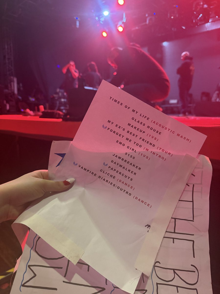 orlndofvs's tweet photo. EU CONSEGUIIII A SETLIST 😭😭😭😭😭 https://t.co/0aJehIMzUY