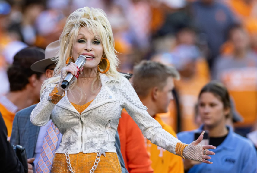 FOXNashville's tweet photo. The Tennessee Volunteers will honor Dolly Parton this season with a special helmet sticker featuring an orange butterfly and her name. 🧡🦋

https://t.co/hsnH9F74jq

#Vols #TennesseeVolunteers #DollyParton #TennesseeFootball #RockyTop #RememberingDolly https://t.co/46LTFCjsjQ