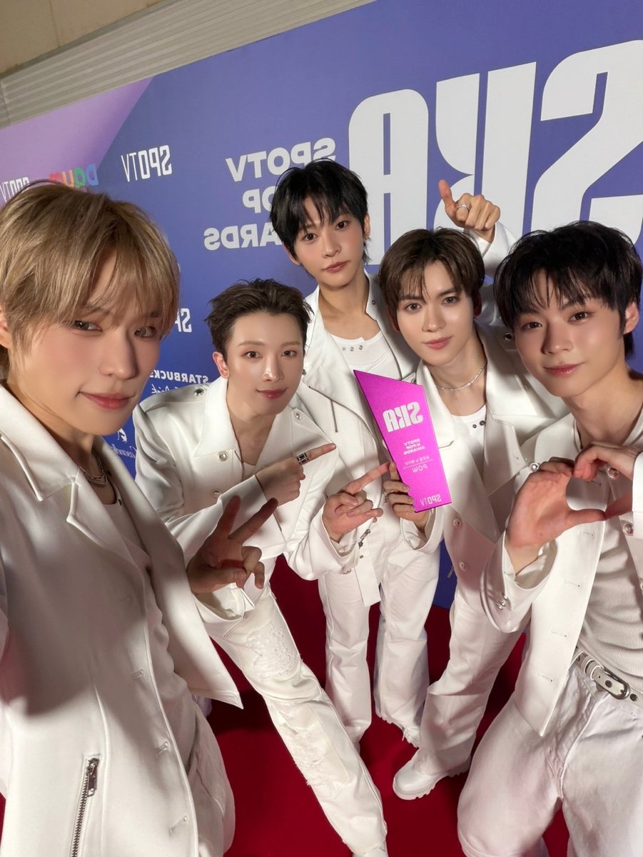 POW_grid's tweet photo. [#JUNGBIN]
파워 충전 완료🔋🔋🔋🔋🔋
#POW #파우 #정빈 #Flavor #플레이버 https://t.co/7NF9tvSZcE