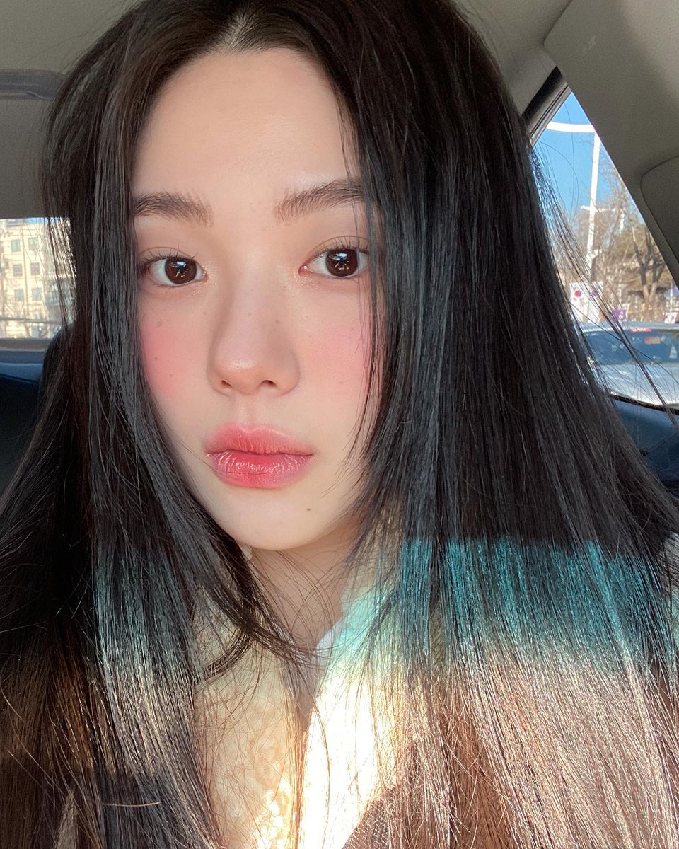 TeganSalzman's tweet photo. 鏡の中に映る視線が、他人のもののように思える瞬間がある。どれだけ自分を解明しようとしても、きっと答えなんて最初から用意されていないんだろうね。 https://t.co/ChzRBS0dBu