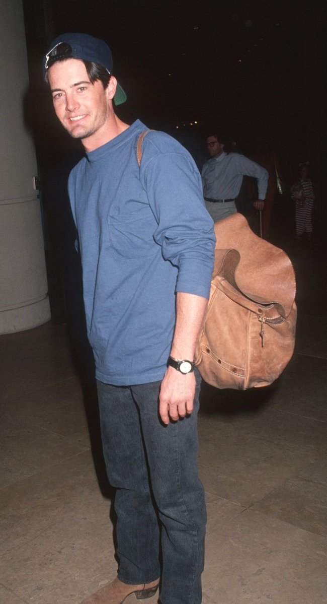 transgirlmulder's tweet photo. let me not forget my big ass bag. https://t.co/AMTv4Dv8KT