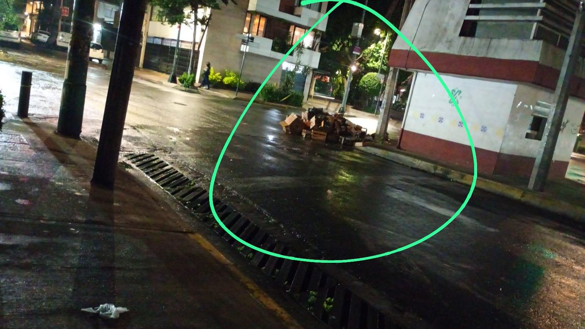 zamlua's tweet photo. Buenas noches. Solicito su apoyo con el retiro de basura que dejó el tianguis dominical en la colonia Nápoles. Al concluir sus actividades quedaron residuos en la vía pública.

📍 Arizona esquina con Nueva York

Gracias 
@BJAlcaldia @AccionesBJ @LuisMendozaBJ https://t.co/EjumrOD6aX