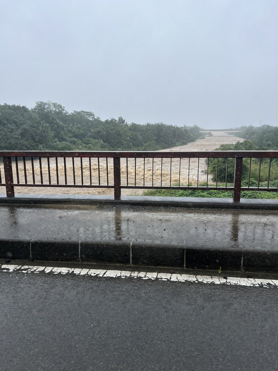 SAITOZOUEN's tweet photo. 今日は雨でまた休み🌧️
時期的に今は梨って事で福島へ🚗
いつも買ってる無人販売のところ2件行ったけど休み💦　福島も大雨で😰　ですよねぇ・・・
諦めきれず、やっと空いてる所で梨購入☺️
妻が梨好きなのでサプライズ👍
今日も一日大切に😉 https://t.co/nQ04VQOwsv