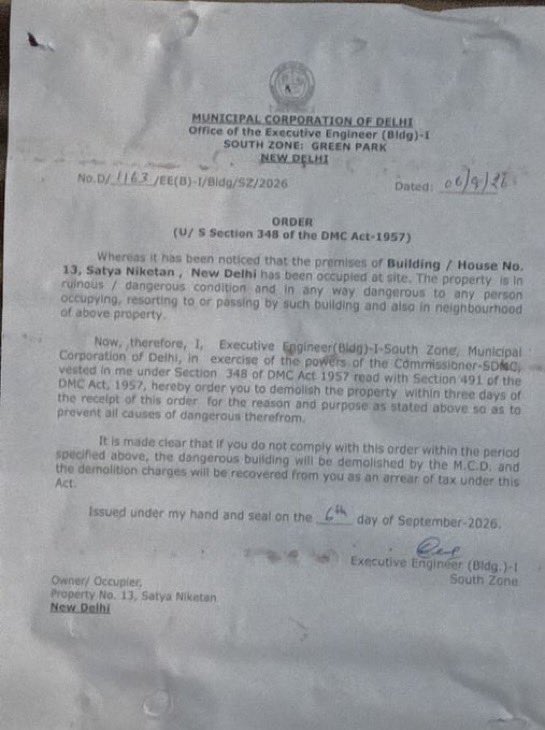 Tehelka_Delhi's tweet photo. MCD की तरफ से पहले ही इस इमारत पर ख़तरनाक (Dangerous) होने का नोटिस लगाया जा चुका था। इसके बावजूद मकान मालिक ने न तो इसे गिरवाया और न ही मरम्मत कराई, बल्कि बेखौफ होकर इसमें छात्रों के लिए PG चलाता रहा।
यह सिर्फ एक हादसा नहीं, सीधे तौर पर मासूमों की जान से खिलवाड़ और बड़ा अपराध है। ऐसे लालची मकान मालिक को तुरंत गिरफ्तार कर जेल की सलाखों के पीछे भेजा जाना चाहिए!
#SatyaNiketan #MCD #DelhiNews #IllegalPG #JusticeForVictims #StrictAction #DelhiCivicIssue @gupta_rekha @MCD_Delhi @Saurabh_MLAgk @LtGovDelhi
