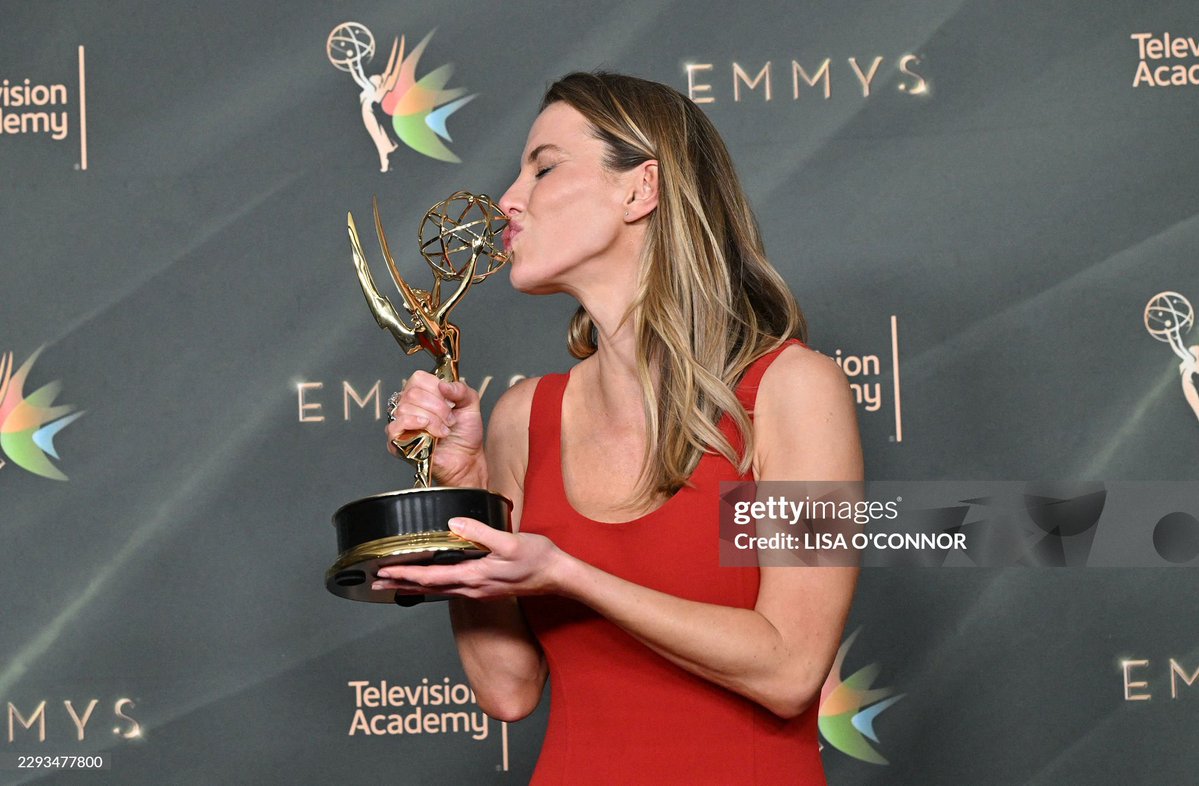 widowbays's tweet photo. THAT’S OUR EMMY WINNER OMGGG https://t.co/2YCyrEO4So