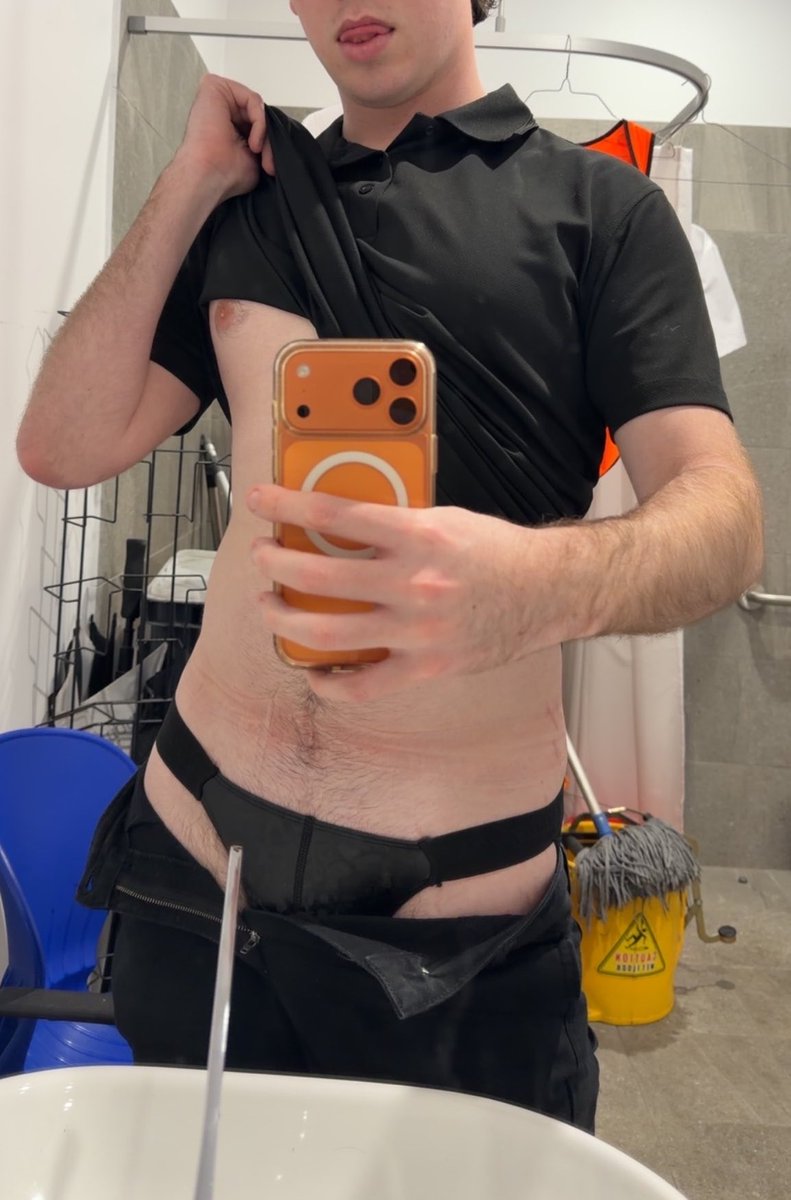 eggspressooo's tweet photo. getting made redundant at one of my jobs next week but atleast i’m looking cute in the staff bathroom https://t.co/qWlAqfA9Vs