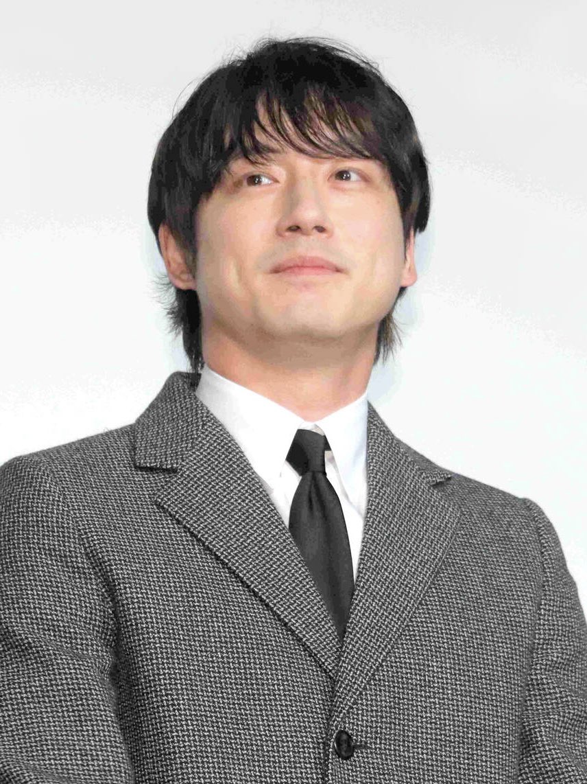 lulu_nyan9's tweet photo. 坂口健太郎、年上ヘアメイク彼女との破局が報じられてからのビジュの退化えぐい。
1年でこんな変わることある？？？

←2026年                                      2025年→ https://t.co/XkZ6UJzH2k