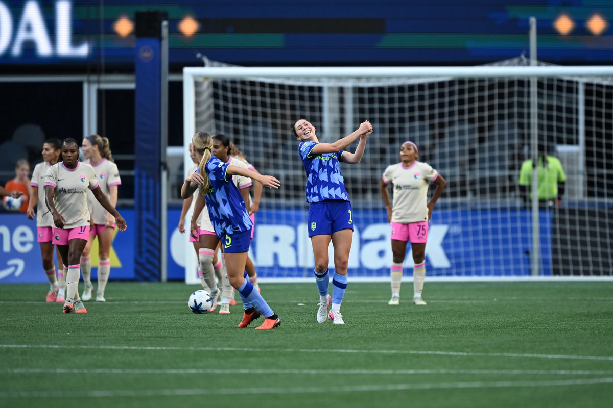 houseofreignfc's tweet photo. Maddie Mercado with the winning goal 👑 https://t.co/mGmS111m6J