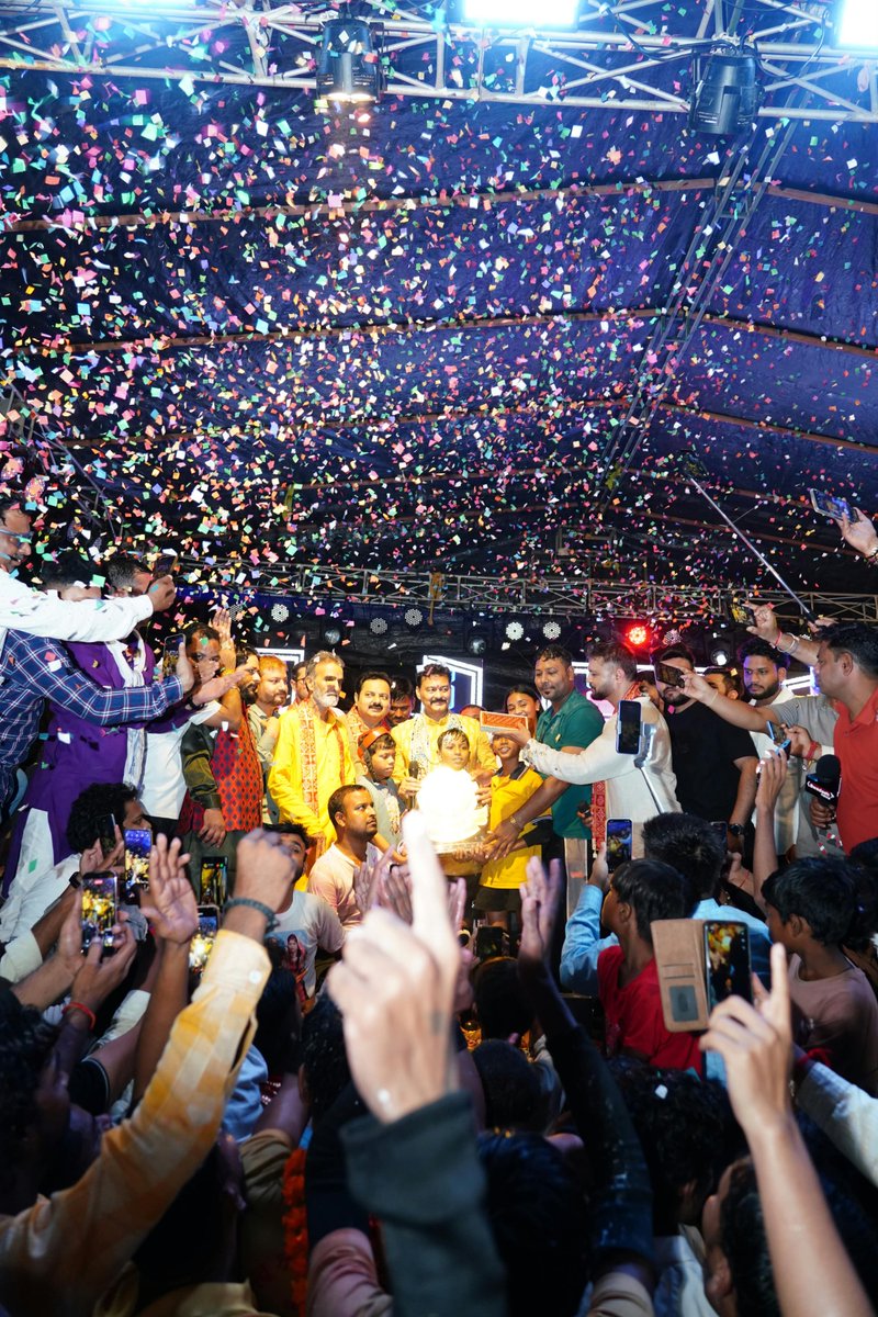 SanjayPathak3's tweet photo. कटनी में आयोजित 72वें दधिकांदो महोत्सव के अंतर्गत श्री सुभाष चौक दही हांडी समिति द्वारा आयोजित 40 फीट ऊंची दही हांडी फोड़ प्रतियोगिता में सम्मिलित होकर प्रतिभागी टीमों का उत्साहवर्धन किया। 0

श्रीकृष्ण की भक्ति और उत्साह से सराबोर इस आयोजन में कटनी एवं जबलपुर की टीमों ने पूरे जोश के साथ सहभागिता की। रोमांचक मुकाबले में कई प्रयासों के बाद जबलपुर की टीम ने दही हांडी फोड़कर विजय प्राप्त की। विजेता टीम को अपनी ओर से ₹51 हजार की नगद राशि एवं शील्ड प्रदान कर सम्मानित किया।

इस अवसर पर श्री बधाई उत्सव कमेटी के श्री प्रेम प्रकाश दीक्षित जी सहित कमेटी के सदस्य, नगर निगम अध्यक्ष श्री मनीष पाठक जी, आयोजक समिति के श्री अवकाश जायसवाल जी, युवा मोर्चा प्रदेश उपाध्यक्ष श्री मृदुल मिश्रा जी, मोर्चा जिलाध्यक्ष श्री पारस जैन जी सहित अन्य अतिथिगण एवं हजारों की संख्या में श्रद्धालु उपस्थित रहे।

पूरा वातावरण श्रीकृष्ण भक्ति, उल्लास और उमंग से सराबोर रहा। भगवान श्रीकृष्ण की कृपा सभी पर बनी रहे। सफल आयोजन के लिए समस्त आयोजन समिति एवं सहभागी टीमों को हार्दिक बधाई एवं शुभकामनाएं।

जय श्री कृष्ण