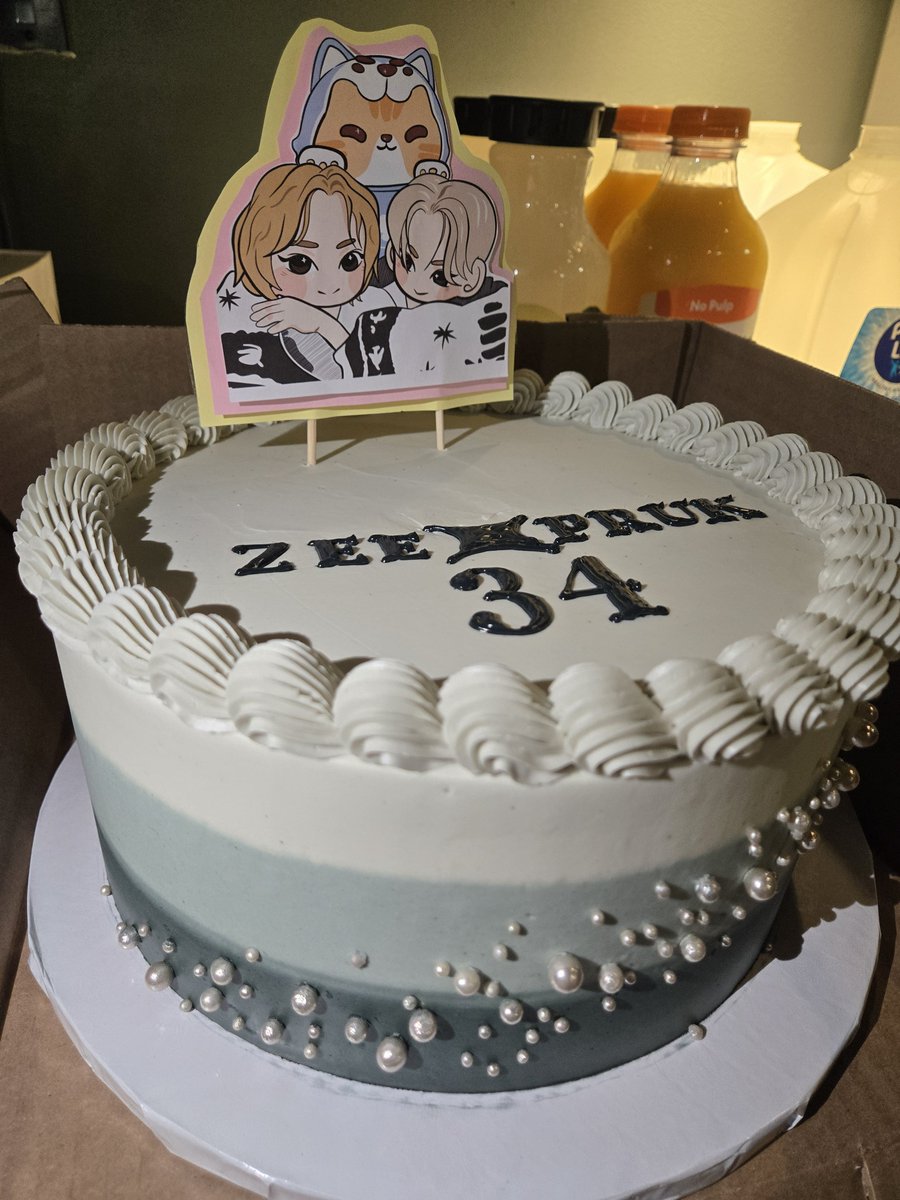 ZNNUSAFC's tweet photo. [𝙕𝙚𝙚𝙉𝙪𝙉𝙚𝙬 "𝙁𝙤𝙧𝙚𝙫𝙚𝙧 𝙒𝙞𝙩𝙝 𝙔𝙤𝙪" 𝙐𝙎𝘼 𝙁𝙖𝙣𝙢𝙚𝙚𝙩𝙞𝙣𝙜]🎡🗽

Truly a happy birthday to the sweatest boy~ 
Our P'Zee deserves all the birthday wishes in the world! 
The fc team got them a "Mocha Latte" cake thats why NuNew kept sniffing it 😋 

Hope Nong NuNew has as many bites as he wanted 😂☺️✨️

ZEENUNEW IN NEW YORK
#ZeeNuNewinUSA
#ZeeNuNewinNYC
~@zee_pruk & @CwrNew ♡