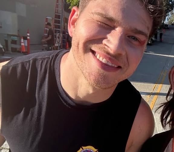 yellowxshadow's tweet photo. I love this version of oliver :( look at him :( look at his smile :( and his wink :( and his dimple :( https://t.co/xawNKwMqaD