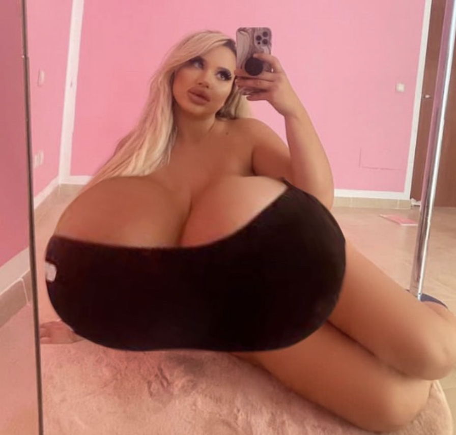 JessyPlastic's tweet photo. Hostess seated me immediately and kept glancing down https://t.co/xEy62RnKOP