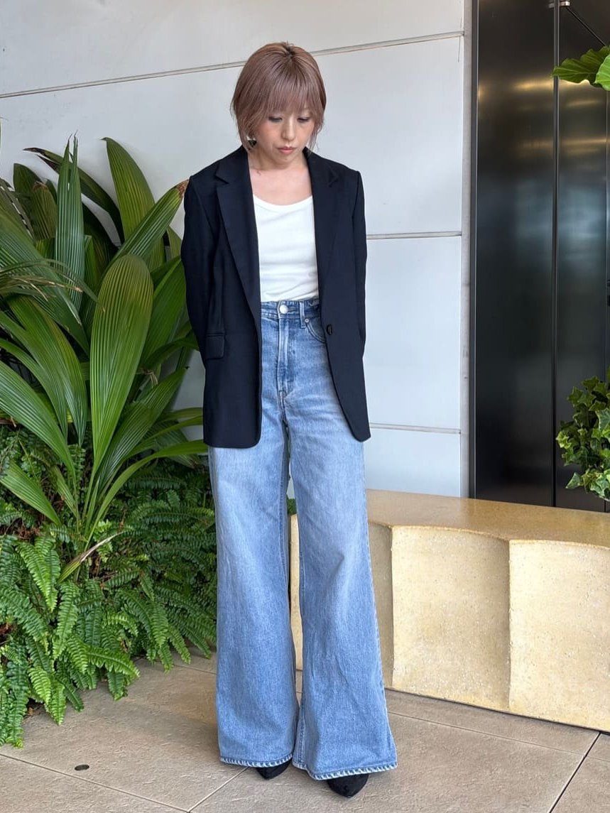 yanuk_official's tweet photo. 【低身長さん必見！】
「フレアは丈が難しそう…」と諦めていませんか？
裾直しをしても、YANUKのフレアなら美しいシルエット楽しめます！
今回は、実際のスタッフスナップと合わせてご紹介！
低身長スタッフの着こなしをぜひ参考にしてみてください。

✓着用アイテム
■CLAIRE/VMB | ぱるる 151cm 
■LYDIA | OIKAWA 150cm

＃YANUK #ヤヌーク #デニム #低身長コーデ
