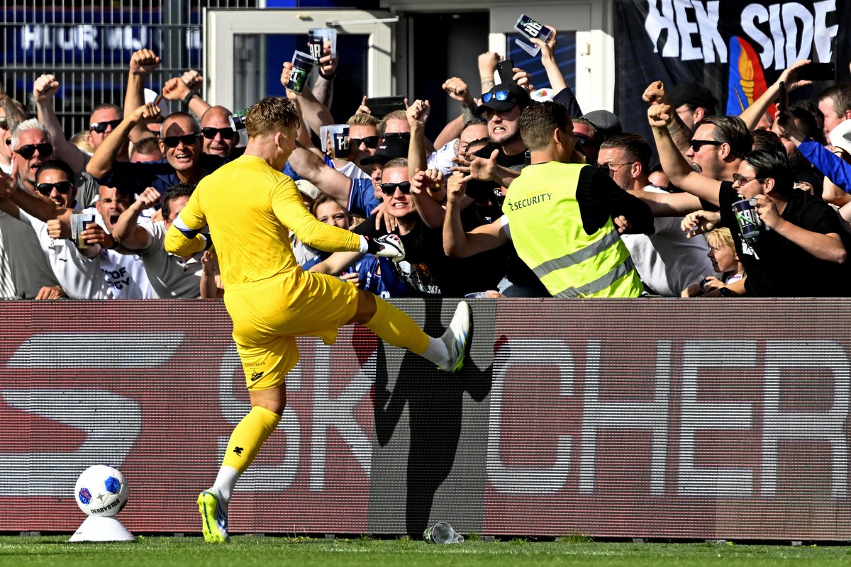 CGTNSportsScene's tweet photo. 🧤⚽⚽ #RonaldKoemanJr just did something his father NEVER managed in #Eredivisie: score twice in one game as a goalkeeper under maximum stress!
👽 In 2–2 draw with #Cambuur that’s going straight into history, the #Telstar keeper turned into clutch No 9 from 12 yards. Twice!! https://t.co/ZNpOutUGZx