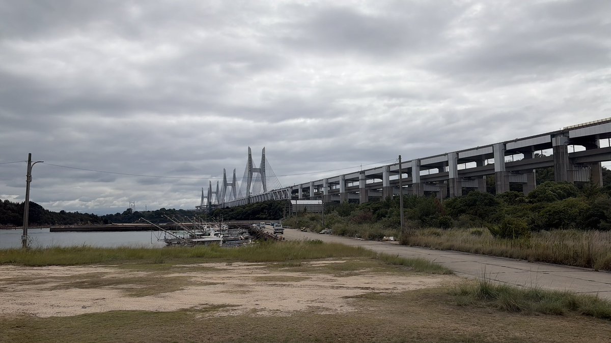 norimonotrip's tweet photo. 櫃石島では、いつもとは違う方向から瀬戸大橋線(鉄道)と瀬戸大橋をビュー。 https://t.co/mHFA7Ue6hG