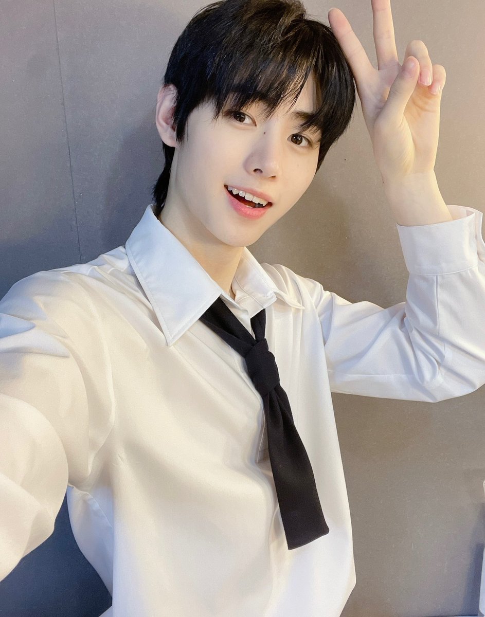 cherishhooon's tweet photo. 와 이포즈는 성훈이의 엔하이픈 결성 축하파티때부터 이어져온 졸귀 브이 포즈인가 아시는분.. https://t.co/Zk8dngvFcp