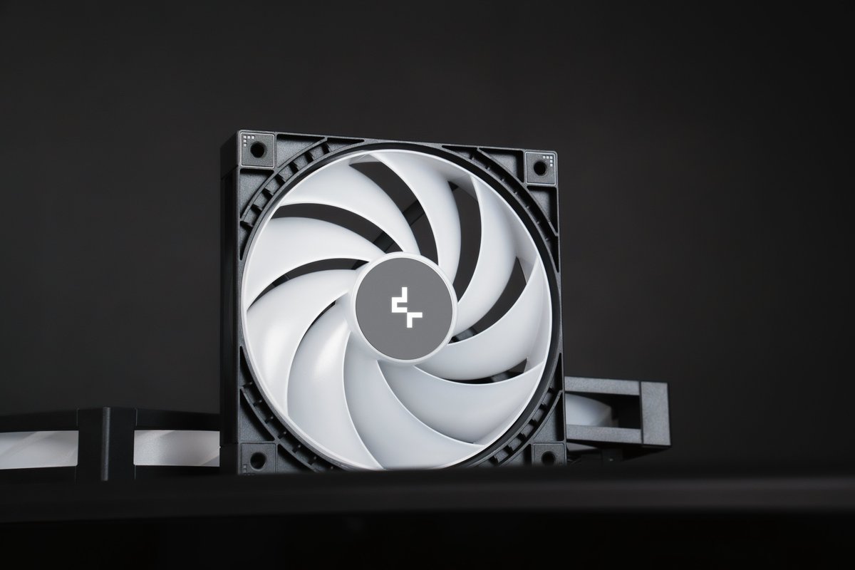 DeepCool_JAPAN's tweet photo. 回るたび、鮮やかに。

#DeepCool #ファン #自作PC #ゲーミングPC #FD12ARGBV2 https://t.co/3UuZG2ey13