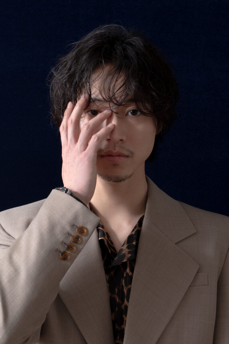 fashionjp's tweet photo. 本日9/7は #山﨑賢人 さんのお誕生日🎉
おめでとうございます🎂💗

2024年4月バックナンバーより、
主演映画『#陰陽師0』の #佐藤嗣麻子 監督との
対談をプレイバック！🔻
🔗https://t.co/32DYLkepBS

若き安倍晴明の緻密な役作りや
アクションの裏話が満載✨💥 https://t.co/u9BnhA5uLL