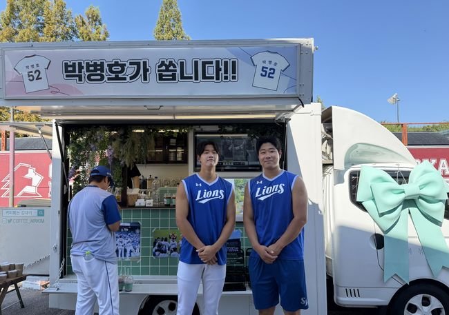 SSLIONSGOV9's tweet photo. '박병호가 쏩니다!' 이제는 상대팀 코치인데…삼성 옛 동료 위해 커피차 쐈다, 떠나도 변함없는 ‘좋은 사람’ (출처 : 네이버 스포츠) https://t.co/WsvTpvrrD3 https://t.co/oVcpidTYxc