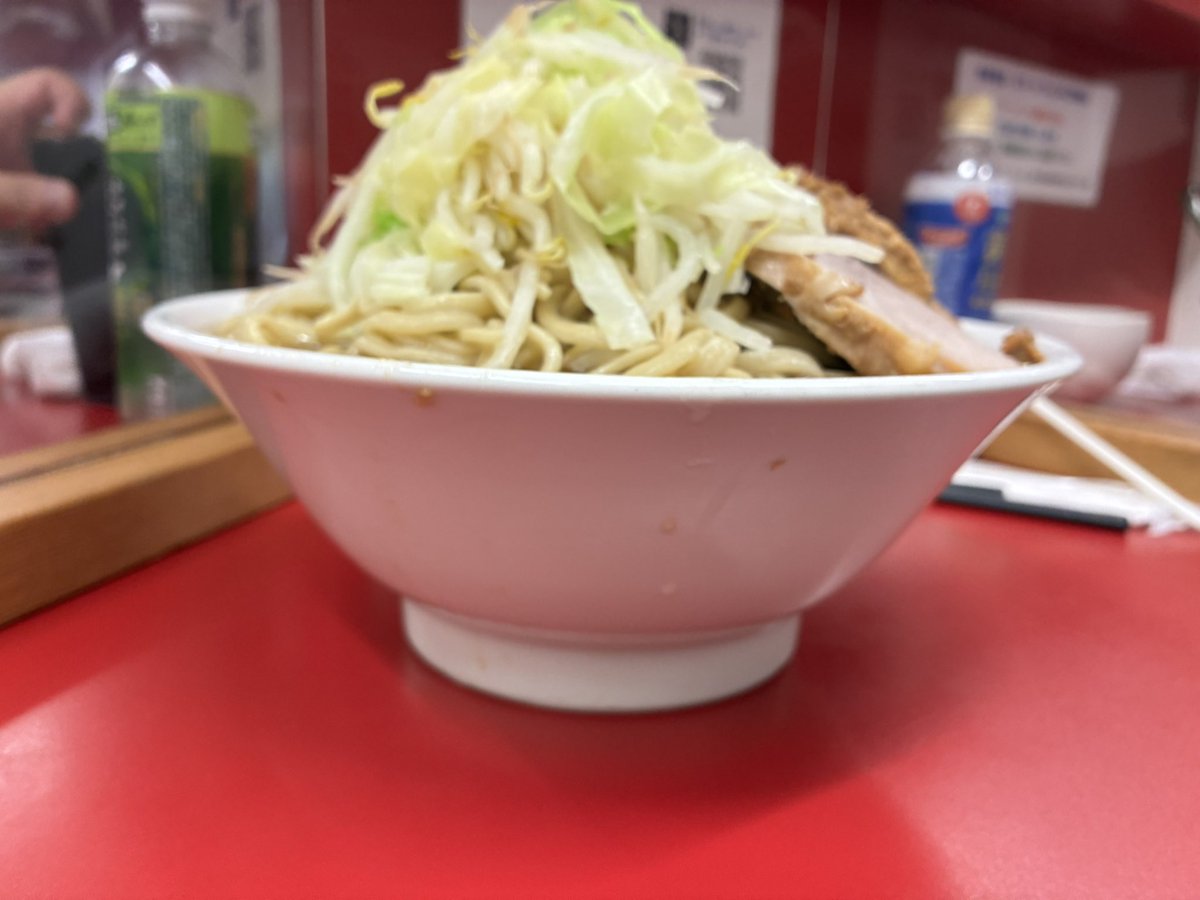 pppTAMAqqq's tweet photo. 大ラーメン
ヤサイ少なめコール

少なくないって

🍜ラーメン二郎神田神保町店 https://t.co/gkasrFHV9Q