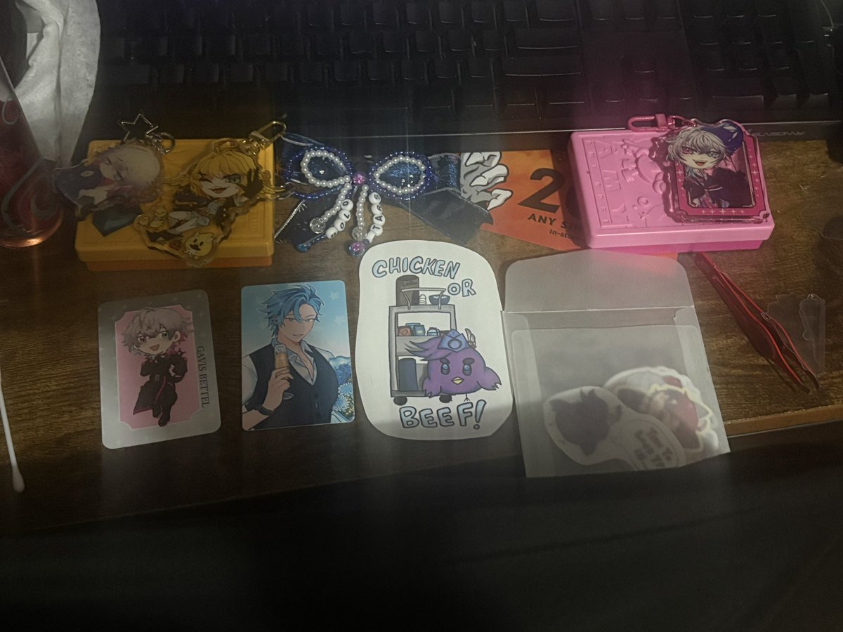 MelfaVictoria's tweet photo. Sharing pics of freebies that including the stamp rally prize and few starmin as well Also brought the Bettel acrylic standee too for the event. 
It was a fun event overall and hope to be here for another Holostars related cupsleeve event in nyc.

 #EverglowAnniCSE https://t.co/Xz9UZqCPHD