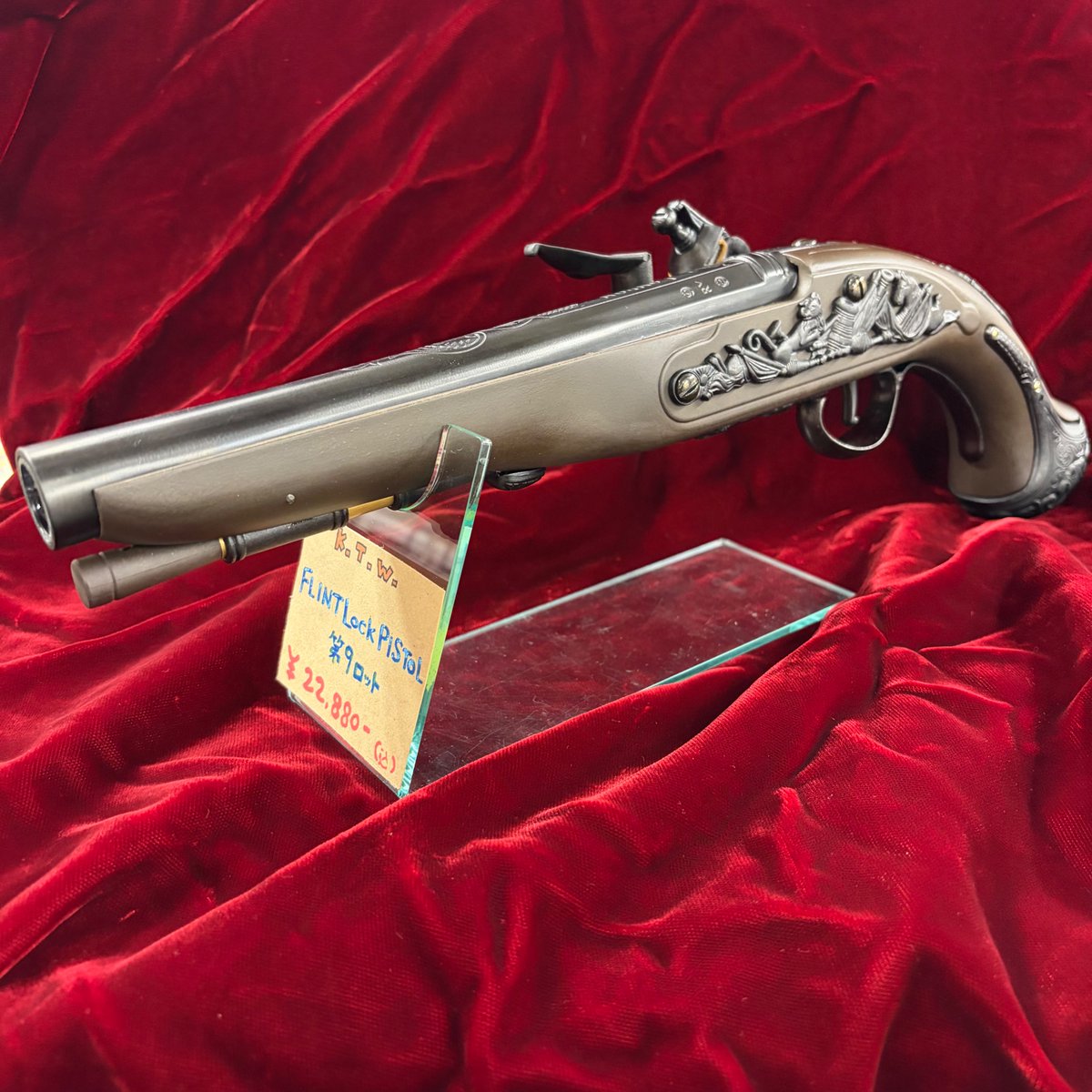 liberator8127's tweet photo. 【#LIBERATOR 商品紹介】
🔫 K.T.W. Flint Lock Pistol
まるで西部劇から飛び出してきたような、クラシカルなフリントロック・ピストル!独特のフォルムと無骨な雰囲気は、現代的な銃とはひと味違う魅力があります。人とは違う一丁をお探しの方におすすめ!
🏴☠️🍾ヨ〜ホ〜って言いたくなる。
#サバゲー https://t.co/xiEpDquftX