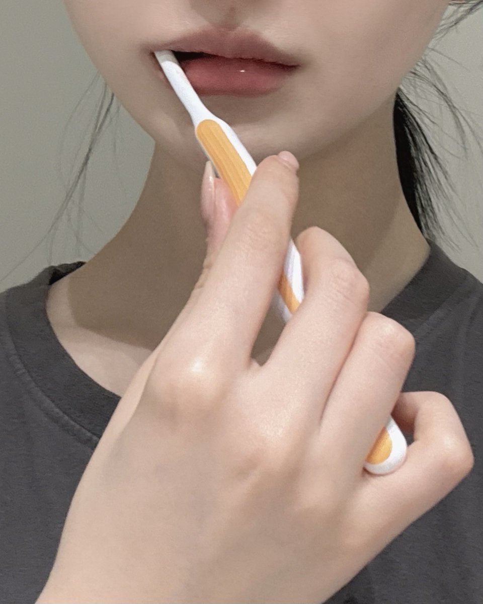〈PR〉
この時期、アイスコーヒーや冷たい水で歯が「キーン」ってなるけど、 冷たい風が当たっただけでしみるのもあるある？？ 実は着色って"落とす"だけじゃなくで"つきにくくする"のが大事らしい。 シュミテクト フューチャーホワイトケアはブラッシングによる3STEPで、 今の着色を落として未来の着色をつきにくくしながら、知覚過敏症状もケアしてくれる🦷 まずは2週間試してみよっと！ 
※効果を保証するものではありません