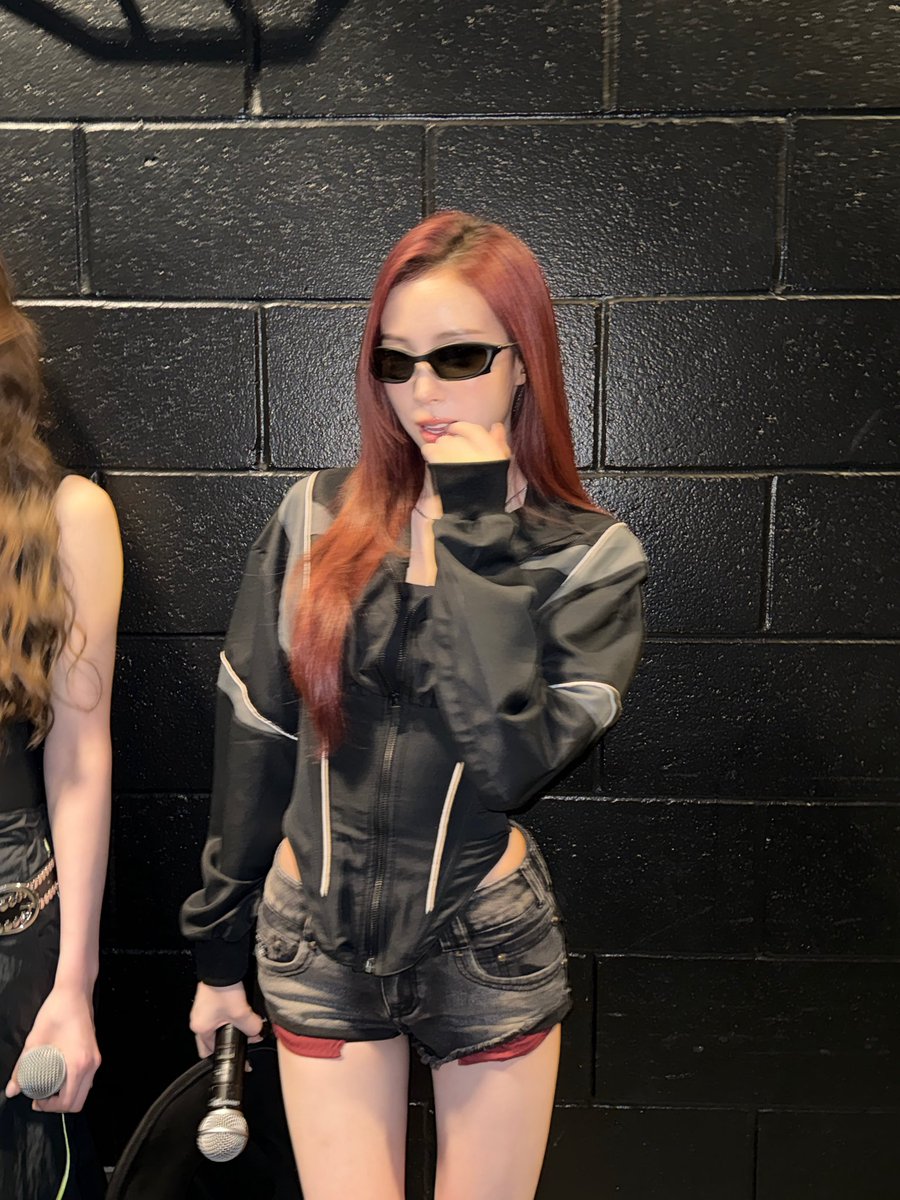 MEOVV_talk's tweet photo. [🩷]

🕶️🕶️🕶️🕶️

#NARIN #나린 
#MEOVV #미야오 https://t.co/f2EiyuMVK9