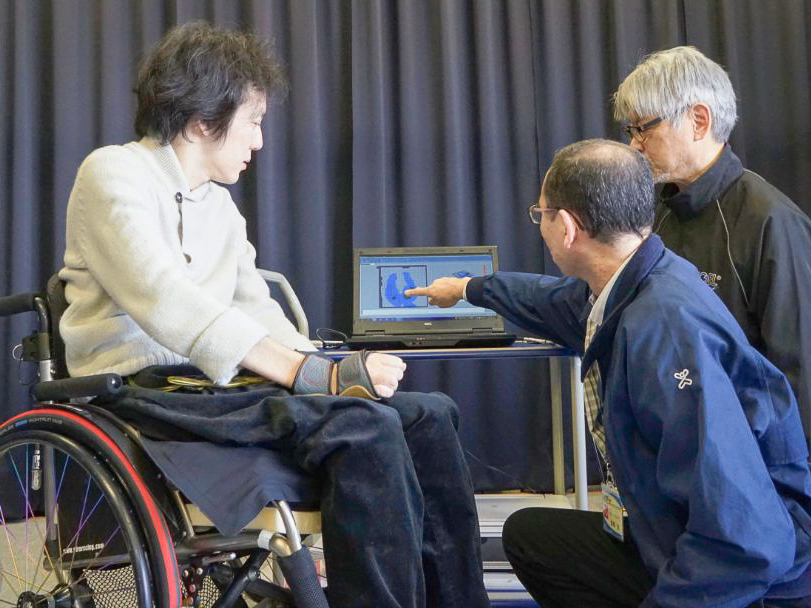 ExgelSeatingLab's tweet photo. 「長時間、快適に座るにはどうすればいいか。」

エクスジェルは、
車いす用クッションの共同開発を通じて、
その答えを追求してきました。

何度も試作と評価を重ねて得た、
シーティングの知識とノウハウ。

その積み重ねが今、
仕事、運転、くつろぎなど、
毎日の“座る時間”にも活かされています。

#エクスジェル #EXGEL #ブランドストーリー #ものづくり #座る時間