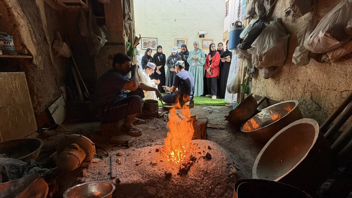 Bahlacharity1's tweet photo. بين صوت المطرقة ولمعان المعدن، تختبئ حكايات مهنة عريقة.
يقترب المشاركون اليوم من حرفة الصفارين، ويتعرفون على أدواتها وتقنياتها وحرفييها، ويناقشون كيف يمكن أن تنتقل هذه الحرفة من الموروث إلى الاستدامة
#الممتلك_الثقافي_بقلعة_بهلاء
#UNESCO #World_Heritage_Volunteers
#Bahla_Charity https://t.co/7fQ1bosszS