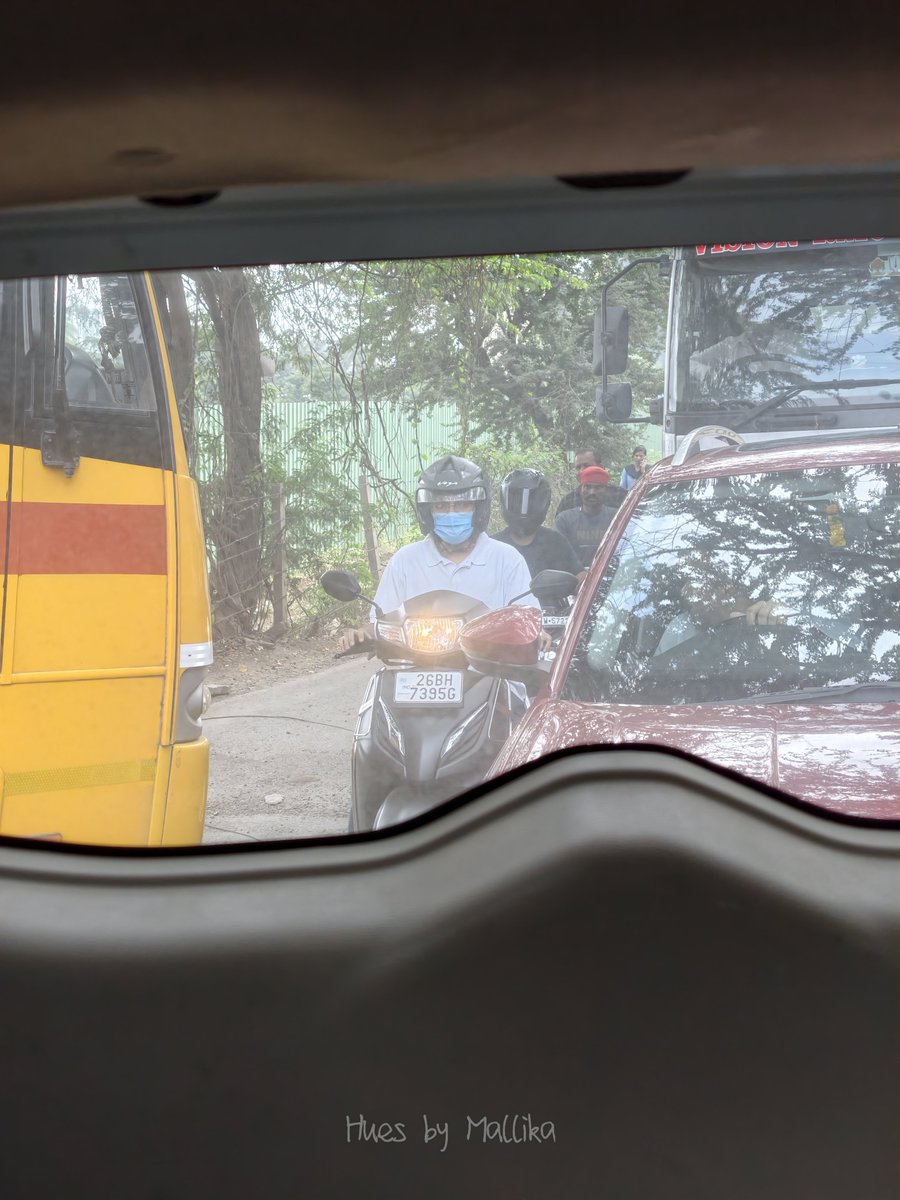 mallikajamy's tweet photo. The daily struggle of school buses to turn towards cult hotel road, Magarpatta City. The bike refused to move, even after coming on the wrong side.  @PuneCityLife @traffic_pune https://t.co/cYUCeP4Wit