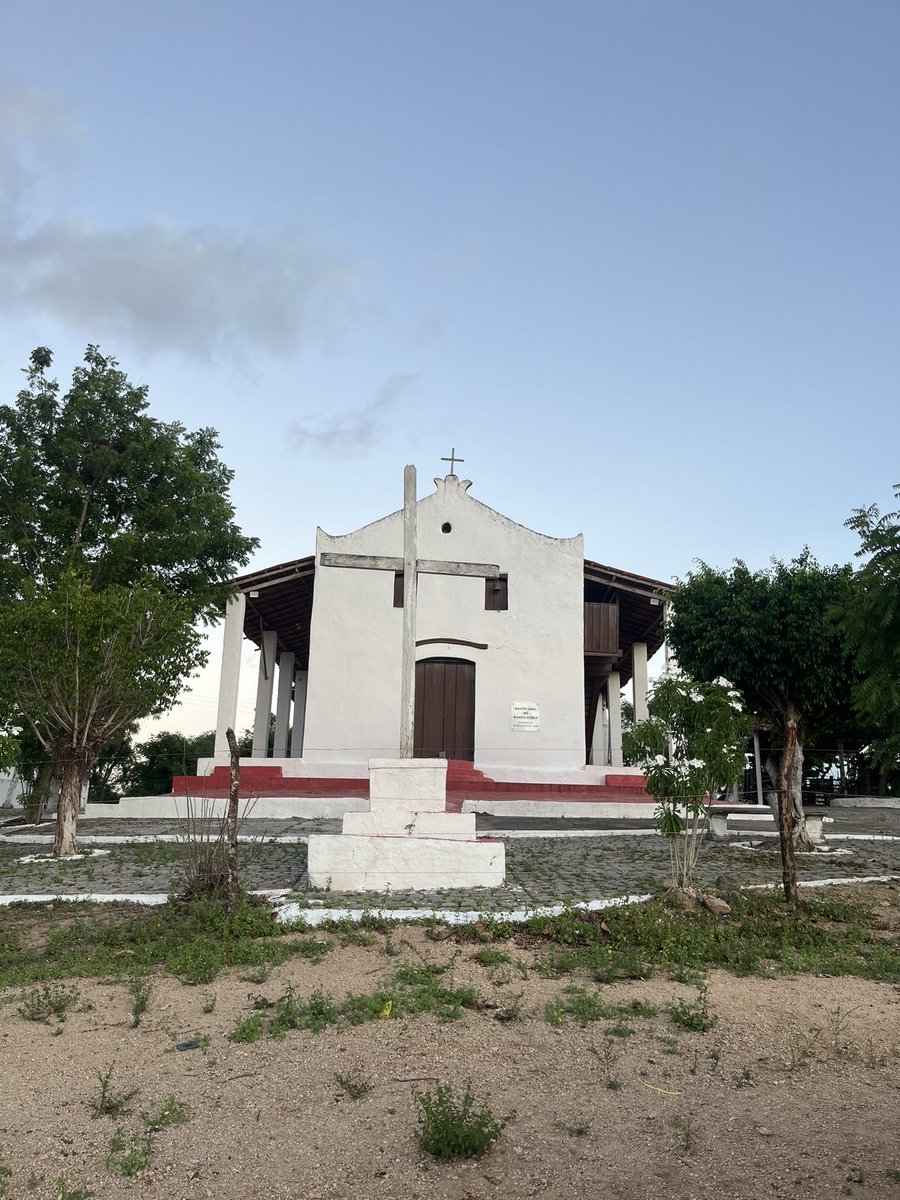 AlaneSABrito's tweet photo. E essa igrejinha que foi construída em 02 de julho de 1656? Não tem pompa, não tem turismo, nem faz parte de cartões postais. Ela fica escondidinha no território de uma fazenda (se não me engano). Foi muito bom ter tido a oportunidade de conhecer pessoalmente um lugar assim. https://t.co/3B47XggsTO