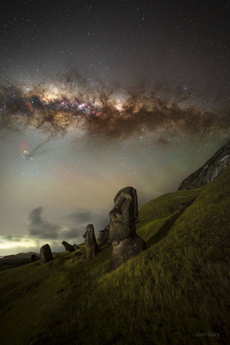 latestincosmos's tweet photo. Milky Way from Easter Island.😍 https://t.co/BI4ib0u8yG