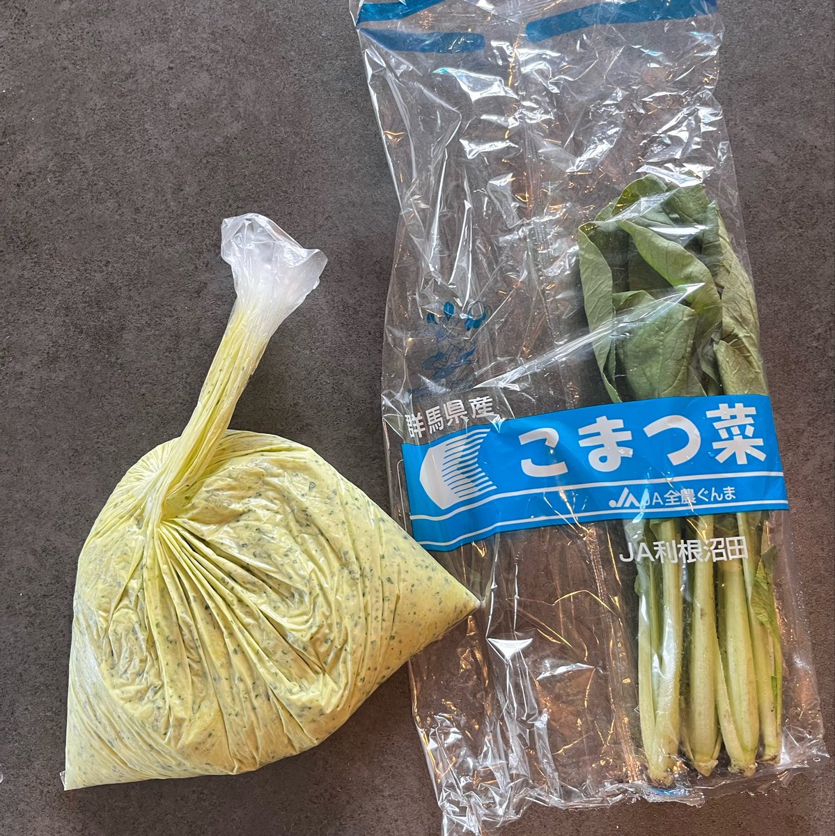 shioricafe77's tweet photo. 休校休園の皆さまお疲れ様です。ほうれん草の代わりに小松菜（生のままミキサー）で、トッピングはウインナーとコーンとチーズに変えて焼きました。焼く時間含めても30分かからず完成🥬野菜嫌いな子でも比較的食べてくれるレシピです。 https://t.co/ZflkNVjo8P