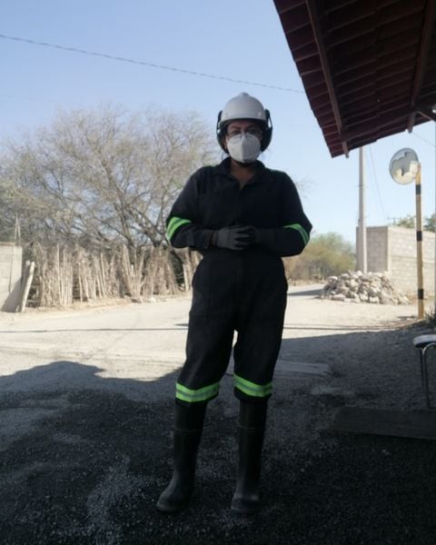 Outletminero's tweet photo. Nuestra compañera @Isabel Álvarez nos comparte su #selfie desde la #Minera #SAGO en #Zimapán #Hidalgo. 👷♀️
Recuerden mandarnos sus fotografías a nuestras redes sociales y nosotros con gusto las compartimos
#OrgulloMinero #PasiónPorLaMinería https://t.co/xk9l9wBD6d