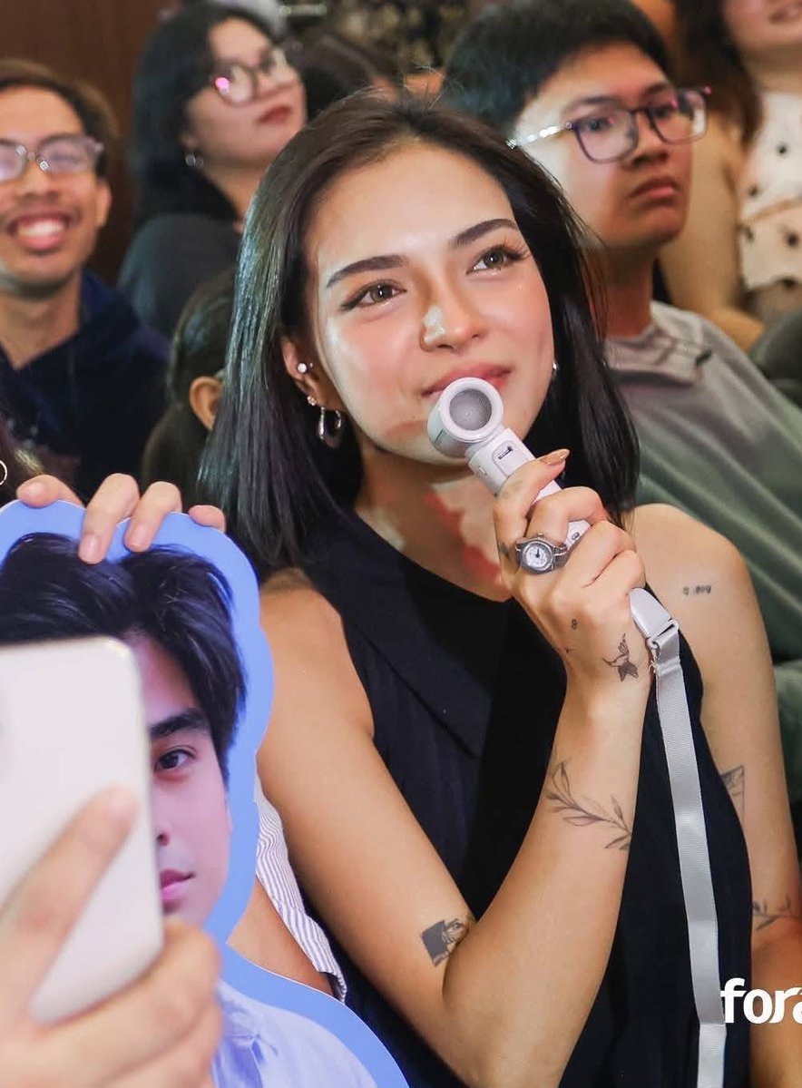 maxseaa_'s tweet photo. grabe namang tingin yan madam. siri, play no. 1 party anthem - arctic monkeys https://t.co/XQaGrYa65n