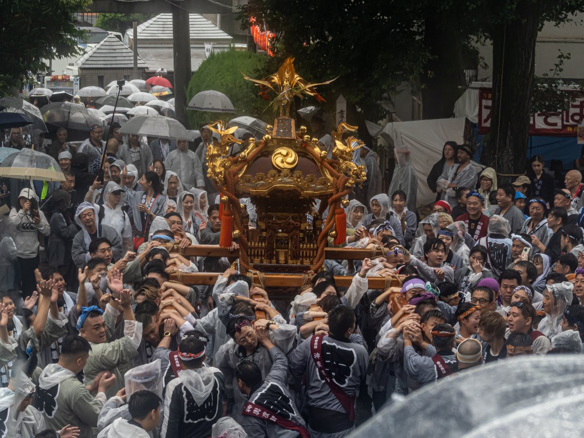 emip0314's tweet photo. #北澤八幡神社例大祭
朝から止まない雨の中、半纏の中に雨合羽でお神輿を担がせて頂きました。夜まで雨の中を楽しい時間を過ごすことができました。
#四南睦会 https://t.co/4hGJ86qXSv