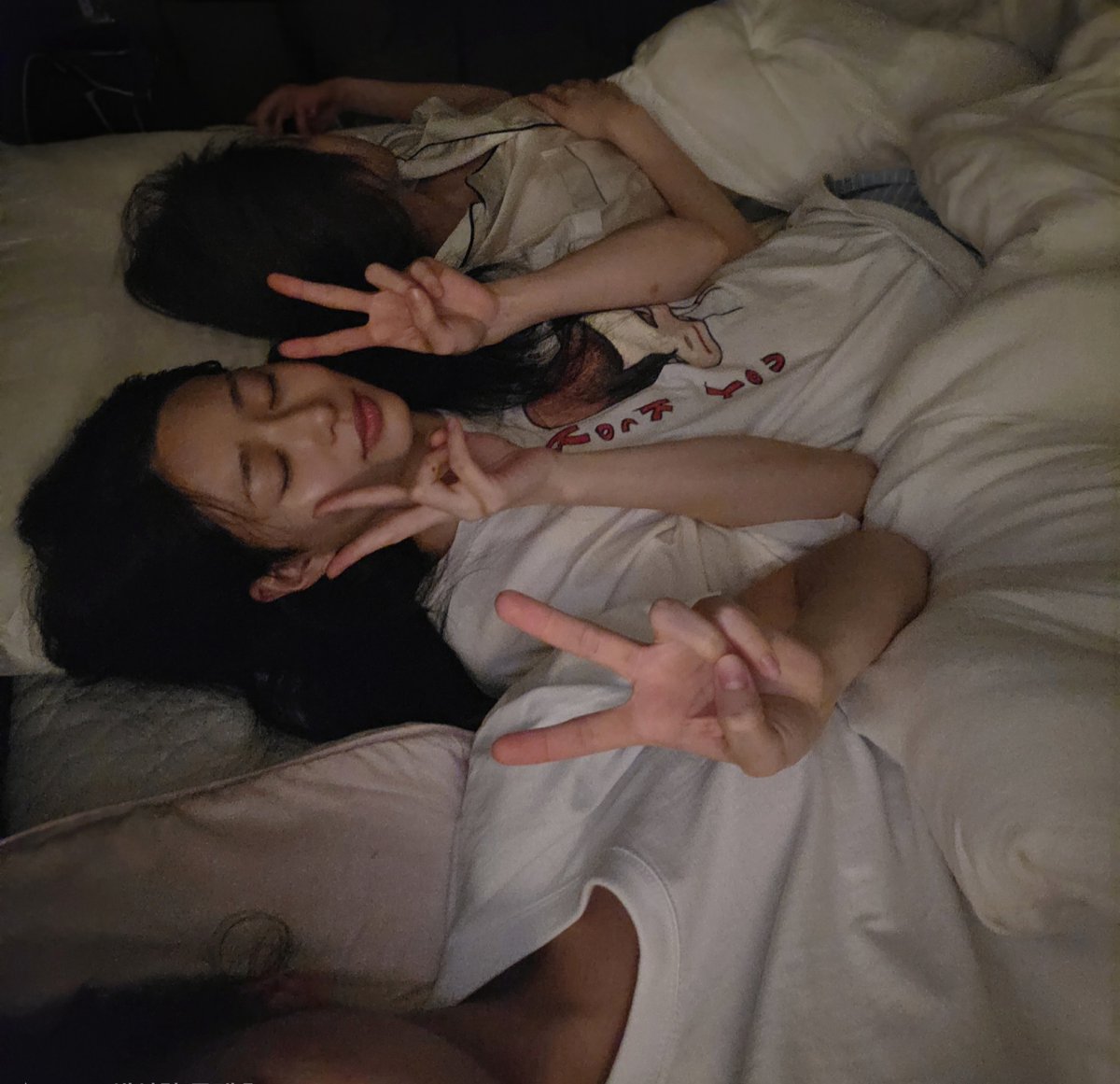 withchaewon's tweet photo. [WEVERSE DM] 260907 🐯    

: Lately, filming has been ending around early morning
: And when I was heading home from work, the sky was seriously purple. It was so pretty
: 📸
: Isn’t it so pretty?
: I’ll tell you about my new goals too once I’ve achieved them, FEARNOT!
: 📸
: ㅋㅋㅋㅋㅋ, this was when I herniated a disc in my neck and was feeling depressed because I couldn’t do anything at home
: Even though Minju and Yena unnie were busy, they came over to hang out with me
: And they slept over with me ㅋㅋㅋㅋㅋ
: Why is it so cute that the three of us slept in one bed? ㅋㅋㅋㅋㅋ
: Sharing my memories with you 🍀
: I need to change my profile picture. What should I change it to?
: I changed it

#KIMCHAEWON #김채원 
#LE_SSERAFIM #르세라핌