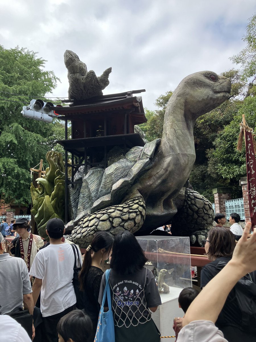 neco3nemui's tweet photo. 今年の芸祭　2日目の土曜日に行ったら、お天気は良かったのだけどお神輿が出ない日で残念
その代わり並んでいるお神輿をじっくり鑑賞できた。細部まで作り込み凄い。#芸祭2026 https://t.co/vE19KpaGtv