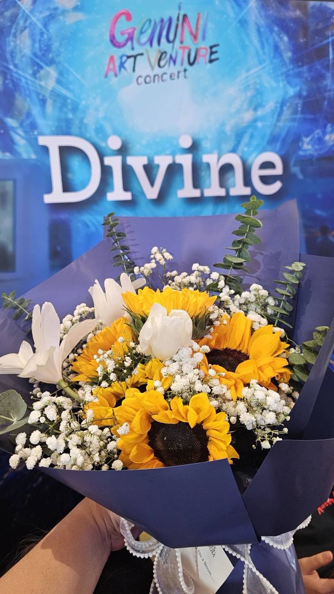 DIVINEByGemini's tweet photo. For : Our Boss @gemini_ti 

“ พวกเราภูมิใจในตัวเธอมาก กว่าจะมาถึงตรงนี้เธอพยายามมาเยอะมาก และวันนี้เธอทำสำเร็จแล้ว ” 

Divine Team
#DivineOfficial
#GeminiConcert

[ ความหมายของดอกไม้ ]

ดอกทานตะวัน : ความสำเร็จ ความสดใส ความหวัง และการก้าวไปข้างหน้า

ดอกทิวลิปขาว : ความสำเร็จและการเริ่มต้น

ดอก Baby’s Breath : ความพยายามที่ค่อยๆผลิบาน