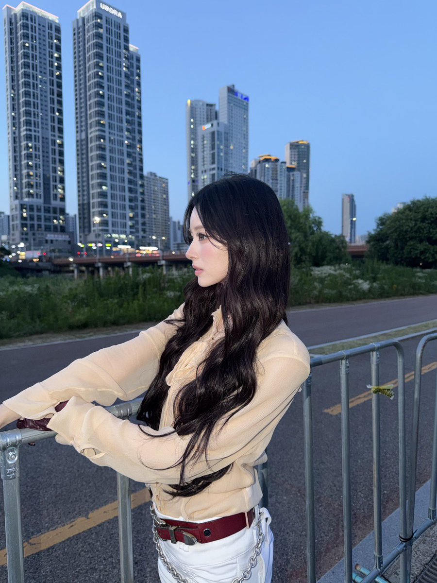 anyeovv's tweet photo. 예쁘다 
beautiful
漂亮
cantik
綺麗
frumoasă
bella 
schön
krásná
đẹp https://t.co/pxj6XZZMXY