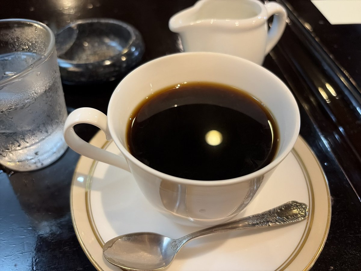 rolling5656's tweet photo. 十三にある喫茶店
カッスルクームさんへ
良さそうな雰囲気がにじみ出てる😳

マンデリンを注文

やはりおいしー！！

ブラック→砂糖入り→ありありの
三段構えで堪能☕️

ブラックはコクと苦味のバランス最高！
特にありありにした時の
クリーム？が美味すぎた😋

十三に行くきっかけになる喫茶店✨ https://t.co/VN6bPezcBb