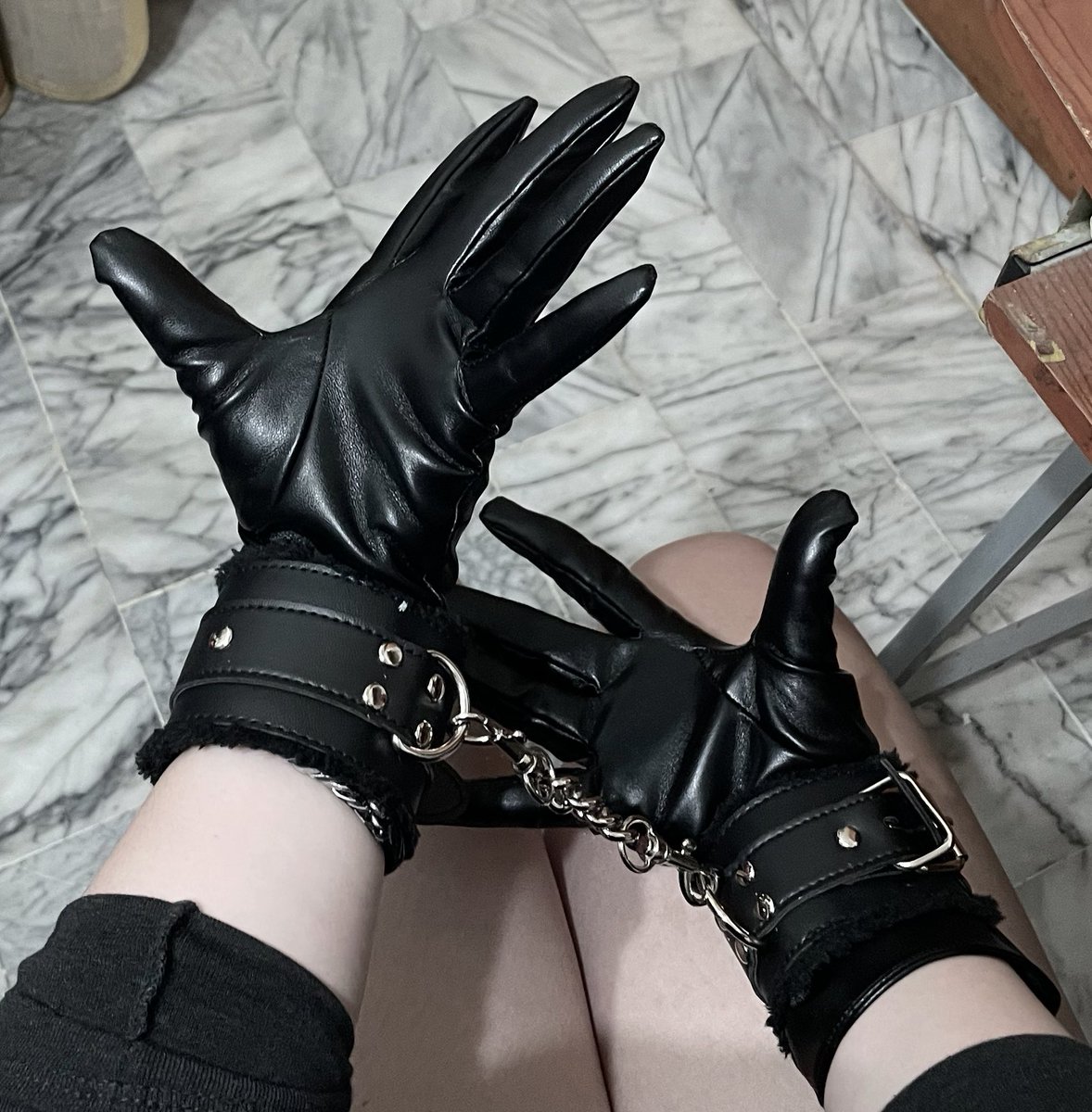 naus_ssss's tweet photo. 🖤🧤🖤 https://t.co/2CQbPPIFoO
