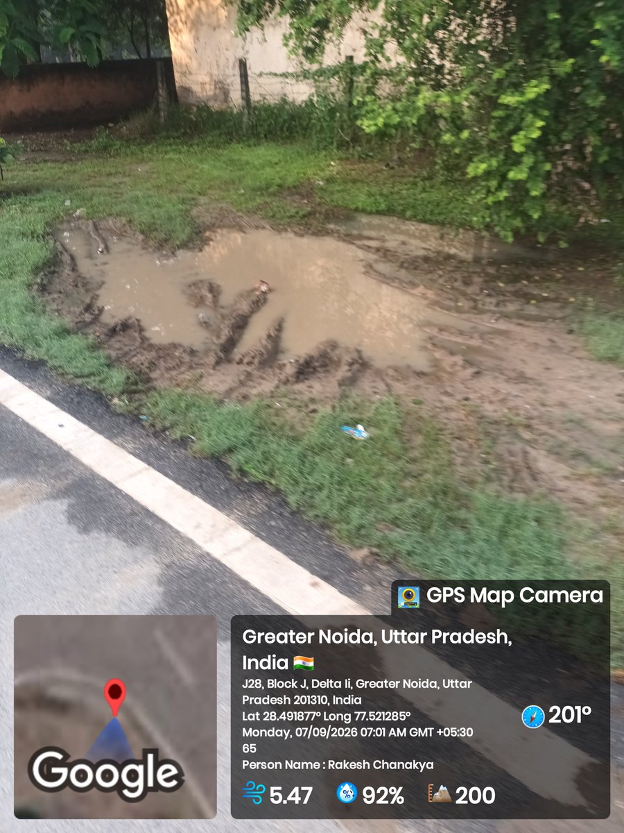 rakeshchanakya's tweet photo. @OfficialGNIDA Stagnant water in #Delta02,has become a breeding ground for mosquitoes, posing a serious risk of #dengue, #malaria and other #mosquito_borne_diseases . #GNIDA must take immediate action, remove the #stagnant_water and #spray appropriate #larvicide to prevent #mosquito_breeding. #Public_health_must_not_be_compromised .
