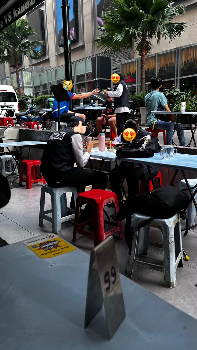 isusemasaviral's tweet photo. Terbaik Staf Kesihatan👍👍👍 

Saya doakan staff kesitahan yang saman orang merokok ni di berikan kesihatan yang terbaik dan keberkatan dalam mencari rezeki. https://t.co/3eeRGBOqmD