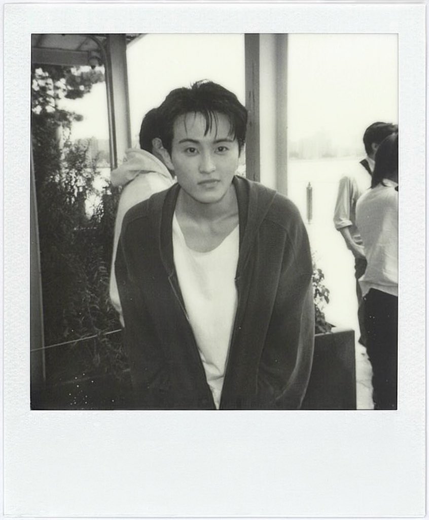 oct14ber's tweet photo. upper room เขาเล่นเกมเปนมาก รูปหล่อ ๆ ขาวดำ มีกิมมิคเป็นโพลารอยด์พร้อมแปะลิงก์ pre-save ถูกต้องอะ ๆๆๆๆๆๆๆ 😭🩵 https://t.co/HlEbnjXo2T