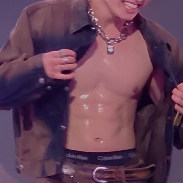 servcuntmin's tweet photo. and fuck the stylist that literally oiled him up cause wtf. im actually sick. https://t.co/YI6kO2xB6B