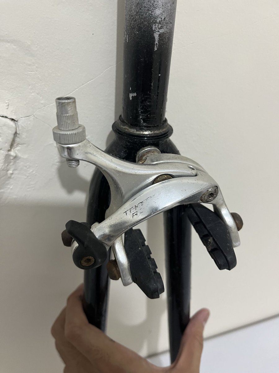 yudhis_rastra75's tweet photo. dijual fork rigid 700c
steertube panjang bgt, untuk sepeda leher panjang masih masuk
include ubrake tektro
harga 400 nego
lokasi jogja
wa 081553355576
#fnfjb #tektro #fork700c https://t.co/NWWRPaKhOE