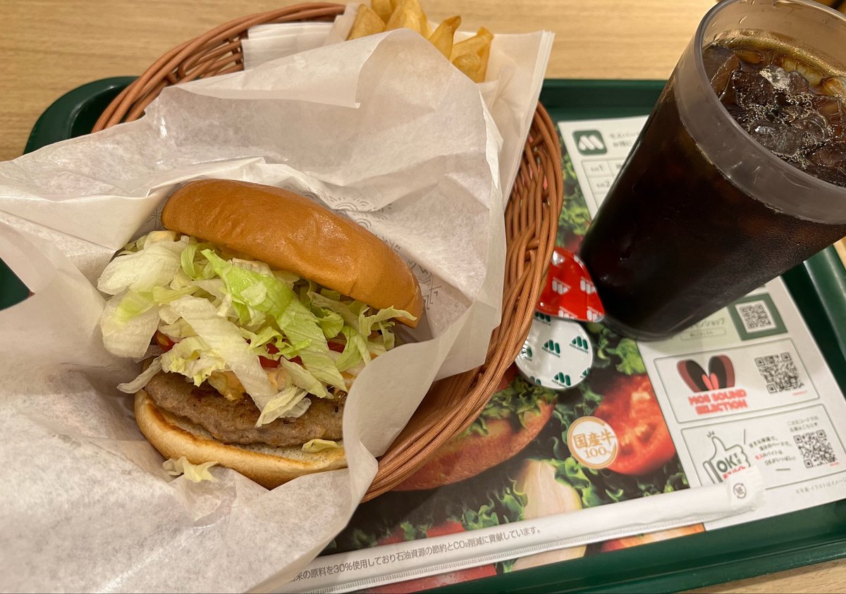 nazuesute's tweet photo. アメトーークのモスバーガー芸人見て、最近モスバーガー食べてないことに気づいて行ってきました！とびきりチーズを頼もうか迷ったけど、結局いつも頼むモス野菜バーガー頼んじゃった！次こそはとびきりチーズバーガー食べるぞ〜☺️ https://t.co/rFaXa7xWKH
